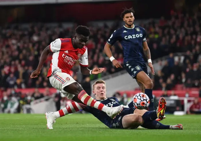 Framed Print : Arsenal's Bukayo Saka Faces Off Against Matt Targett in Intense Arsenal v Aston Villa Clash Framed Print : Arsenal's Bukayo Saka Faces Off Against Matt Targett in Intense Arsenal v Aston Villa Clash