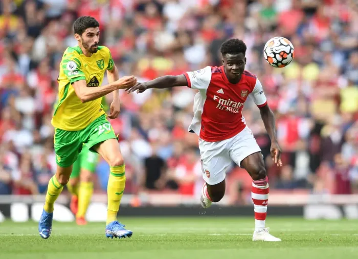 Framed Print : Arsenal's Bukayo Saka Faces Off Against Norwich's Pierre Lees-Melou in Premier League Clash