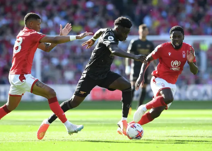 Framed Print : Arsenal's Bukayo Saka Faces Off Against Nottingham Forest Defenders