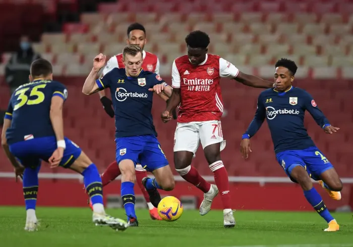 Framed Print : Arsenal's Bukayo Saka Faces Off Against Southampton's Ward-Prowse and Walker-Peters in Intense Premier League Showdown