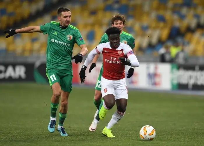 Framed Print : Arsenal's Bukayo Saka Faces Off Against Vyacheslav Sharpar in Europa League Clash