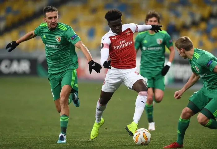 Framed Print : Arsenal's Bukayo Saka Faces Off Against Vyacheslav Sharpar in Europa League Clash