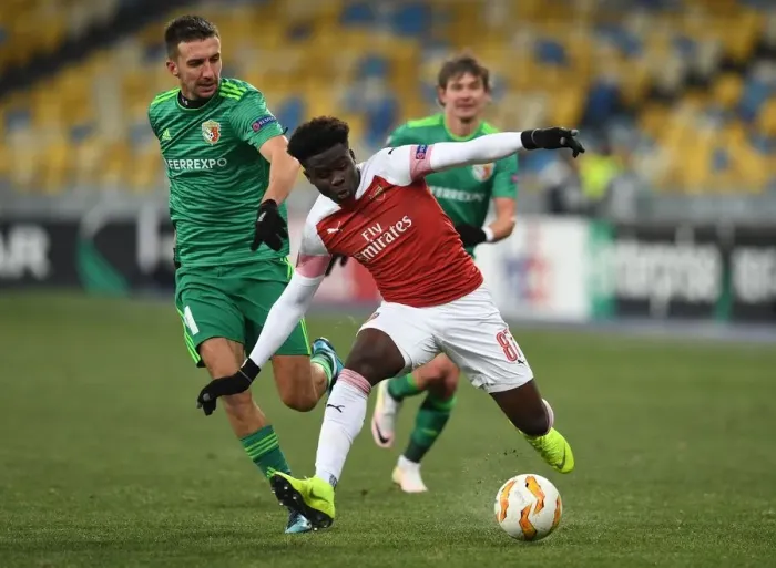 Framed Print : Arsenal's Bukayo Saka Faces Off Against Vyacheslav Sharpar in Europa League Clash