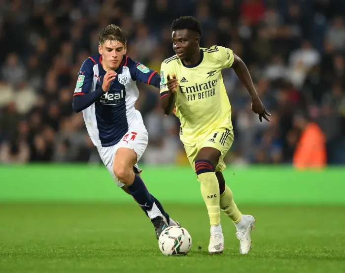 Framed Print : Arsenal's Bukayo Saka Faces Off Against West Bromwich Albion's Tom Fellows in Carabao Cup Clash