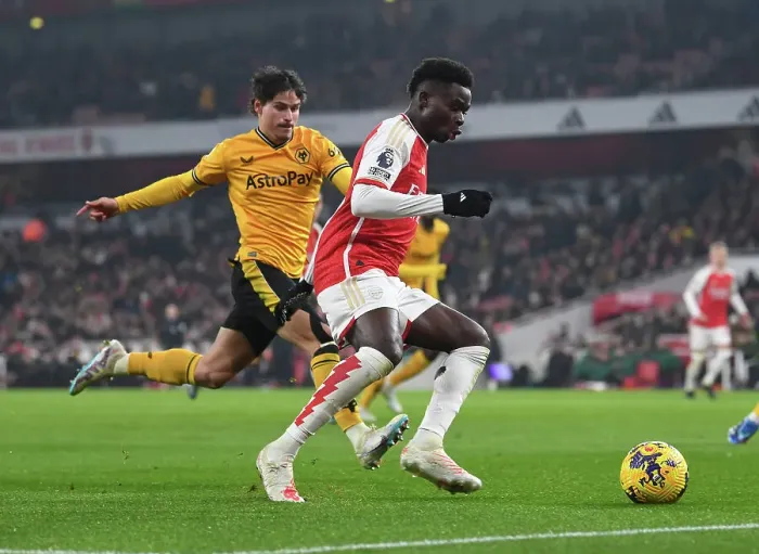Framed Print : Arsenal's Bukayo Saka Faces Pressure from Wolves Hugo Bueno during the Arsenal v Wolverhampton Wanderers Premier League Match (2023-24)