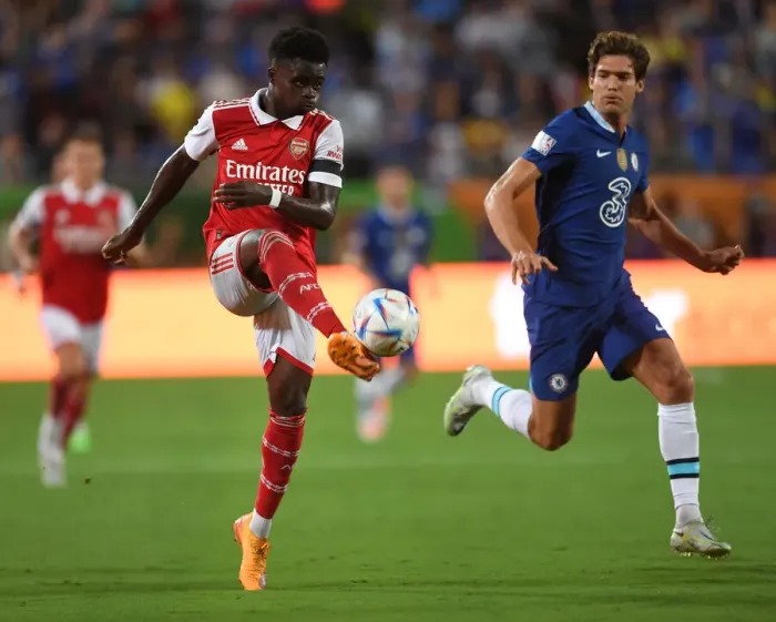 Framed Print : Arsenal's Bukayo Saka Fends Off Chelsea's Marcos Alonso in Florida Cup Clash