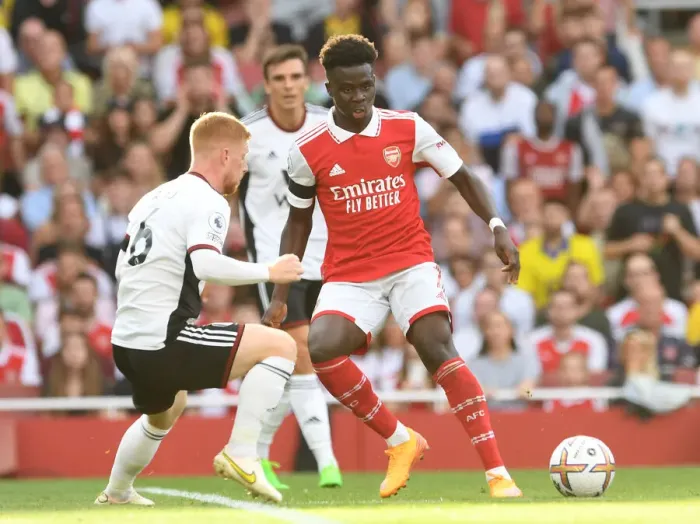 Framed Print : Arsenal's Bukayo Saka Fends Off Fulham's Harrison Reed in Premier League Clash Framed Print : Arsenal's Bukayo Saka Fends Off Fulham's Harrison Reed in Premier League Clash