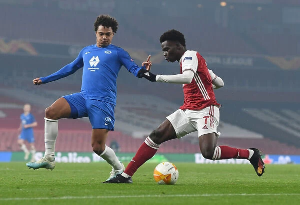 Arsenal's Bukayo Saka Fends Off Molde's Henry Wingo in Europa League Clash