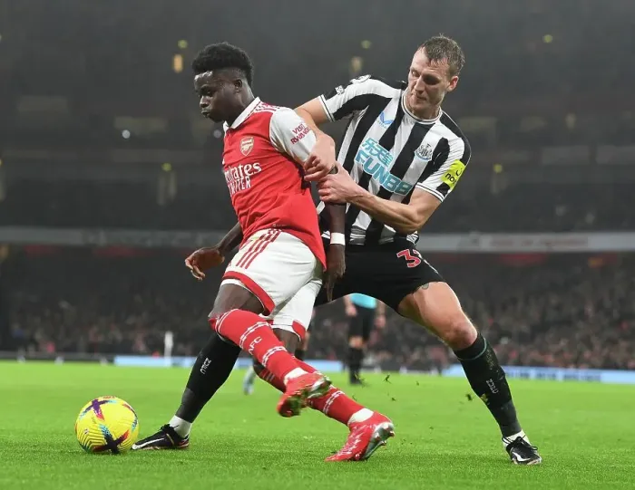 Framed Print : Arsenal's Bukayo Saka Fends Off Newcastle's Dan Burn in Premier League Clash Framed Print : Arsenal's Bukayo Saka Fends Off Newcastle's Dan Burn in Premier League Clash