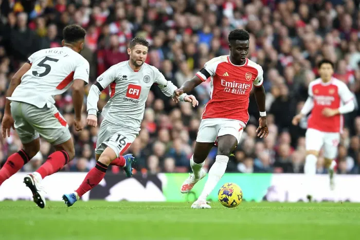 Framed Print : Arsenal's Bukayo Saka Fends Off Sheffield United's Oliver Norwood: Premier League Showdown at Emirates Stadium (2023-24) Framed Print : Arsenal's Bukayo Saka Fends Off Sheffield United's Oliver Norwood: Premier League Showdown at Emirates Stadium (2023-24)