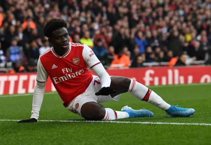 Framed Print : Arsenal's Bukayo Saka Goes Head-to-Head with Chelsea in Premier League Clash Framed Print : Arsenal's Bukayo Saka Goes Head-to-Head with Chelsea in Premier League Clash