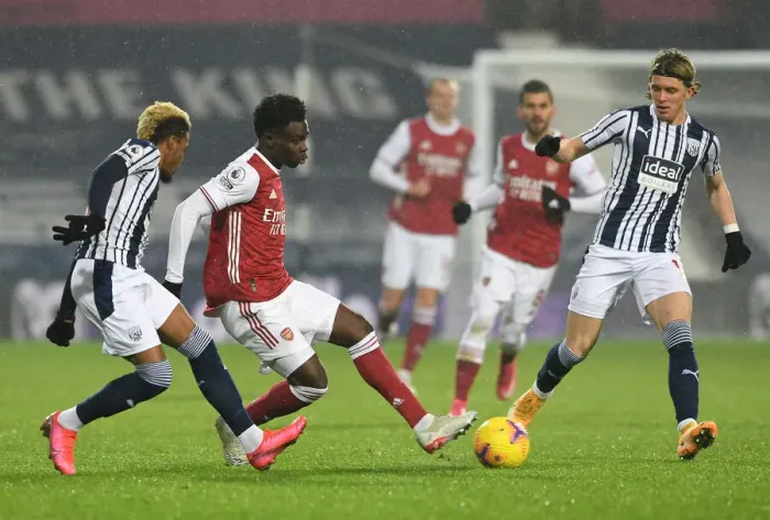 Framed Print : Arsenal's Bukayo Saka Navigates Past West Bromwich Albion's Diangana and Gallagher in Premier League Clash Framed Print : Arsenal's Bukayo Saka Navigates Past West Bromwich Albion's Diangana and Gallagher in Premier League Clash