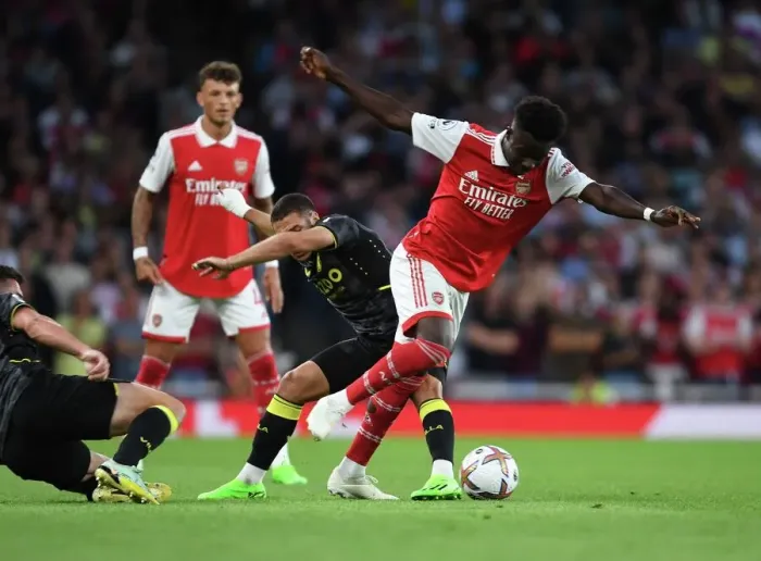Framed Print : Arsenal's Bukayo Saka Outmaneuvers Aston Villa's Emiliano Buendia in Premier League Clash Framed Print : Arsenal's Bukayo Saka Outmaneuvers Aston Villa's Emiliano Buendia in Premier League Clash