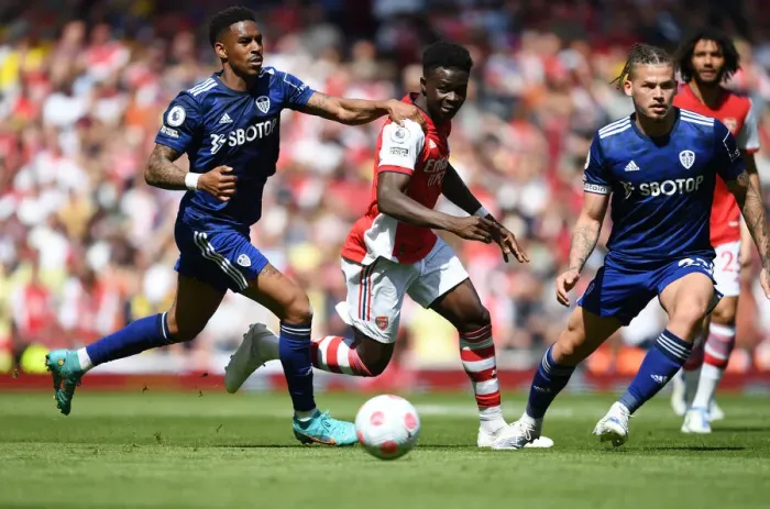 Framed Print : Arsenal's Bukayo Saka Outmaneuvers Leeds Junior Firpo in Premier League Clash Framed Print : Arsenal's Bukayo Saka Outmaneuvers Leeds Junior Firpo in Premier League Clash