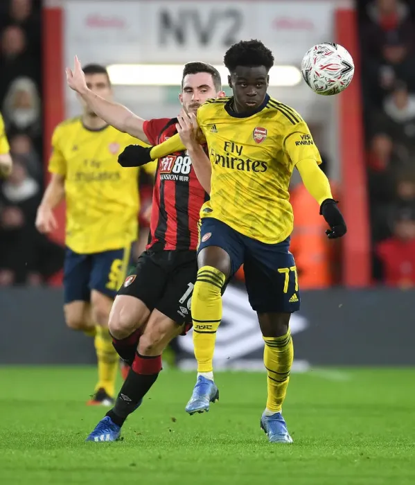 Framed Print : Arsenal's Bukayo Saka Outmaneuvers Lewis Cook in FA Cup Clash