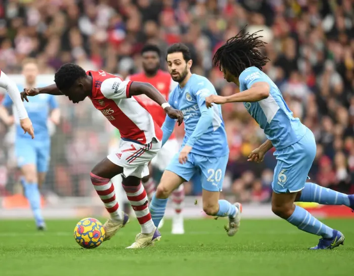 Framed Print : Arsenal's Bukayo Saka Outmaneuvers Manchester City's Nathan Ake in Premier League Clash Framed Print : Arsenal's Bukayo Saka Outmaneuvers Manchester City's Nathan Ake in Premier League Clash