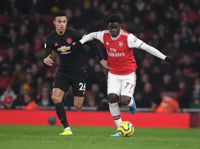 Framed Print : Arsenal's Bukayo Saka Outmaneuvers Manchester United's Mason Greenwood in Premier League Clash
