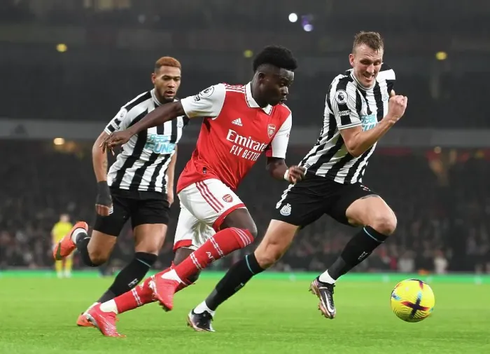 Framed Print : Arsenal's Bukayo Saka Outmaneuvers Newcastle's Dan Burn in Premier League Clash Framed Print : Arsenal's Bukayo Saka Outmaneuvers Newcastle's Dan Burn in Premier League Clash