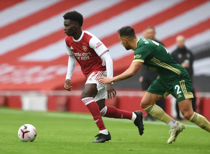 Framed Print : Arsenal's Bukayo Saka Outmaneuvers Sheffield United's George Baldock in Empty Emirates Stadium Framed Print : Arsenal's Bukayo Saka Outmaneuvers Sheffield United's George Baldock in Empty Emirates Stadium