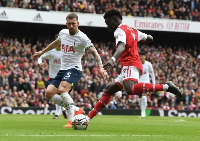 Framed Print : Arsenal's Bukayo Saka Outmaneuvers Tottenham's Pierre-Emile Hojbjerg in the 2022-23 Premier League Clash