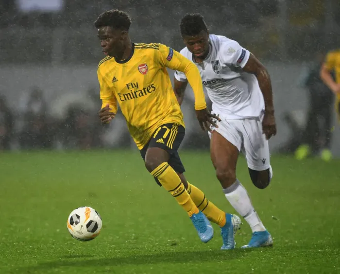 Framed Print : Arsenal's Bukayo Saka Outmaneuvers Vitoria Guimaraes Mikel Agu in UEFA Europa League Clash Framed Print : Arsenal's Bukayo Saka Outmaneuvers Vitoria Guimaraes Mikel Agu in UEFA Europa League Clash