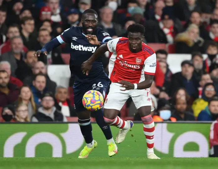 Framed Print : Arsenal's Bukayo Saka Outmaneuvers West Ham's Arthur Masuaku in Premier League Clash