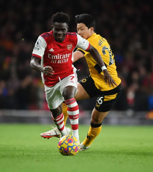 Framed Print : Arsenal's Bukayo Saka Outmaneuvers Wolves Hwang Hee-Chan in Premier League Clash