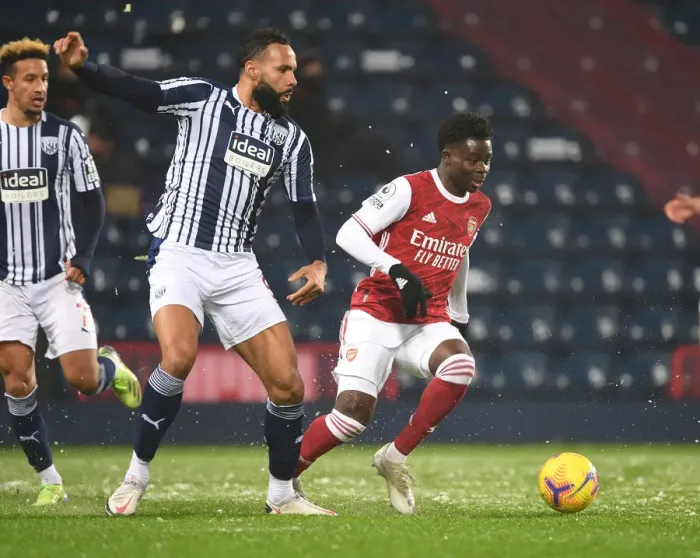Framed Print : Arsenal's Bukayo Saka Outsmarts Kyle Bartley: Premier League Thriller Framed Print : Arsenal's Bukayo Saka Outsmarts Kyle Bartley: Premier League Thriller