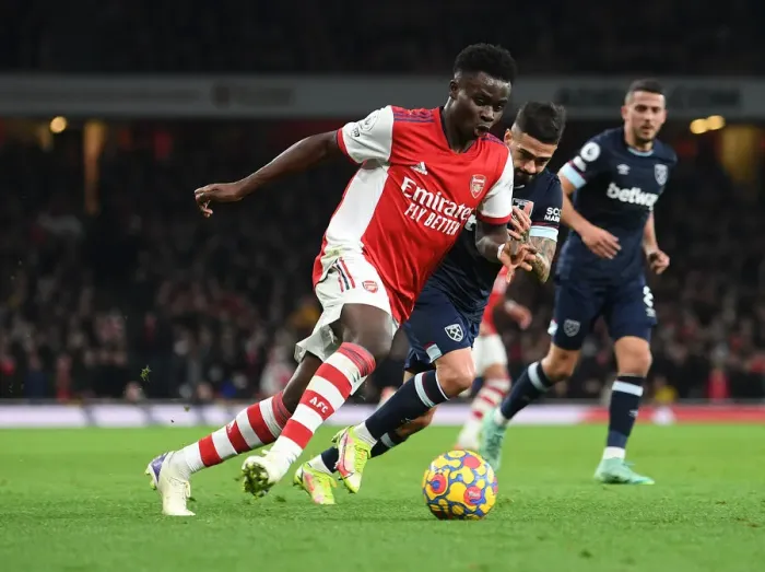 Framed Print : Arsenal's Bukayo Saka Outsmarts Manuel Lanzini: A Premier League Masterclass Framed Print : Arsenal's Bukayo Saka Outsmarts Manuel Lanzini: A Premier League Masterclass