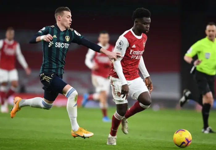 Framed Print : Arsenal's Bukayo Saka Outwits Leeds Alioski: Thrilling Premier League Showdown