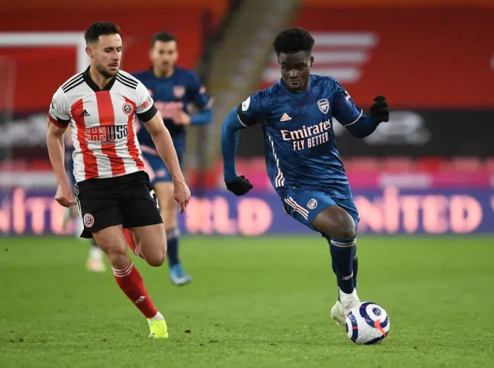 Framed Print : Arsenal's Bukayo Saka Outwits Sheffield United's George Baldock in Empty Bramall Lane