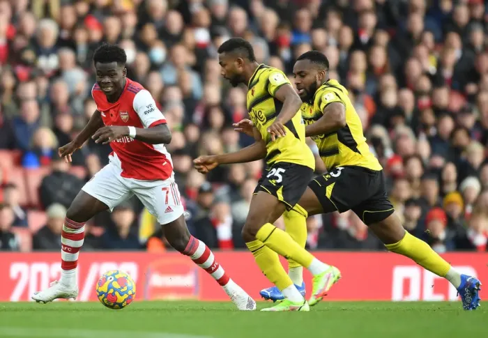 Framed Print : Arsenal's Bukayo Saka Outwits Watford Defenders with Slick Dribble Framed Print : Arsenal's Bukayo Saka Outwits Watford Defenders with Slick Dribble