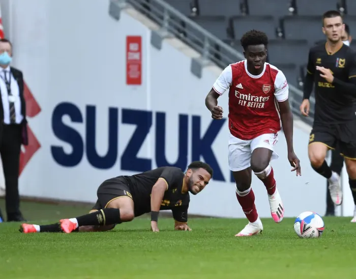 Framed Print : Arsenal's Bukayo Saka in Pre-Season Action against MK Dons