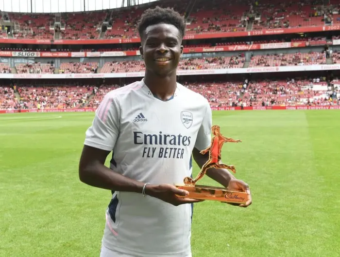 Framed Print : Arsenal's Bukayo Saka Receives Player of the Season Award before Arsenal vs Sevilla - Emirates Cup 2022