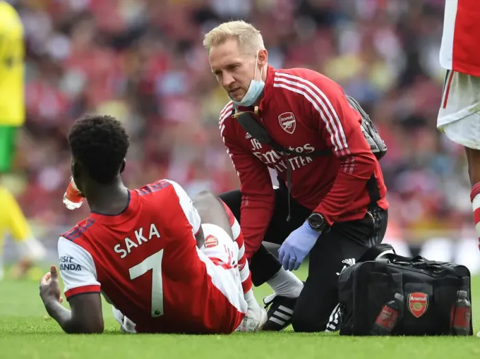 Framed Print : Arsenal's Bukayo Saka Receives Treatment from Physio during Arsenal v Norwich City Match, 2021-22 Season
