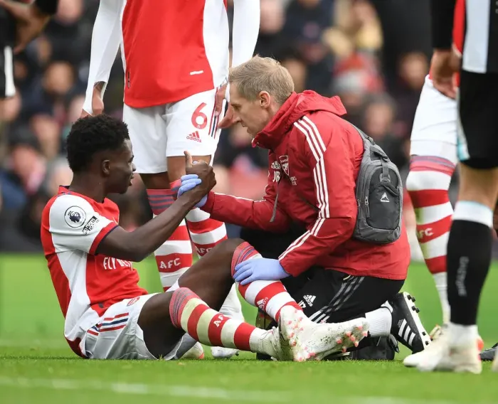 Framed Print : Arsenal's Bukayo Saka Receives Treatment from Physio Jordan Reece vs Newcastle United (2021-22)