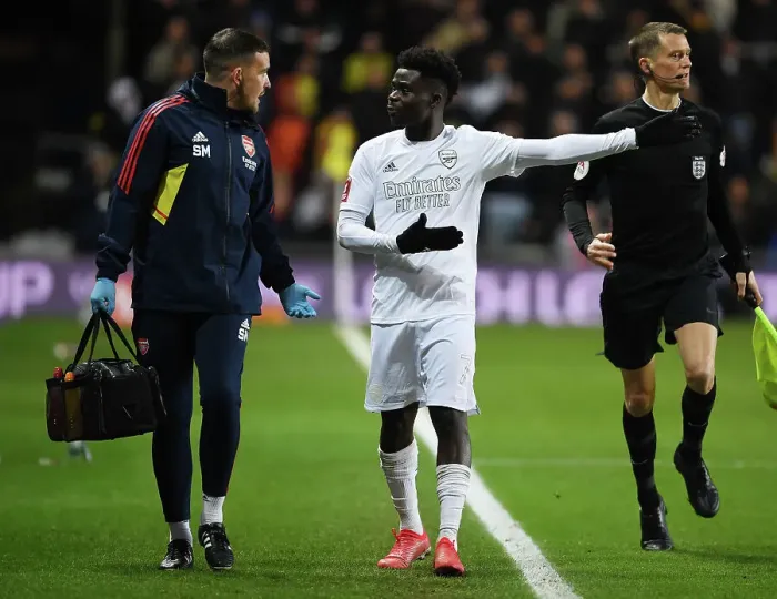 Framed Print : Arsenal's Bukayo Saka Receives Treatment from Physio during Oxford United FA Cup Clash Framed Print : Arsenal's Bukayo Saka Receives Treatment from Physio during Oxford United FA Cup Clash