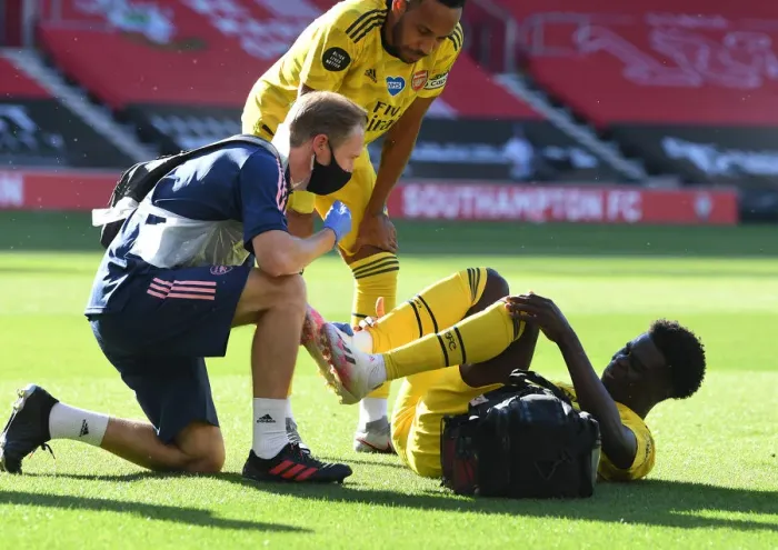 Framed Print : Arsenal's Bukayo Saka Receives Treatment from Physio during Southampton Clash (2019-20) Framed Print : Arsenal's Bukayo Saka Receives Treatment from Physio during Southampton Clash (2019-20)