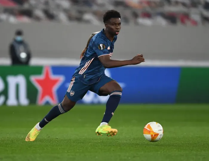 Framed Print : Arsenal's Bukayo Saka Shines in Empty Karaiskakis Stadium: Olympiacos vs Arsenal, UEFA Europa League 2021