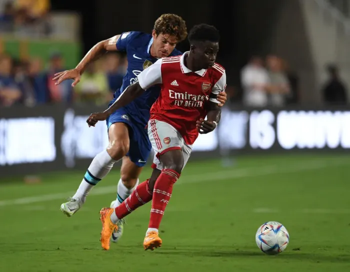 Framed Print : Arsenal's Bukayo Saka Takes on Chelsea's Marcos Alonso in the Florida Cup Clash