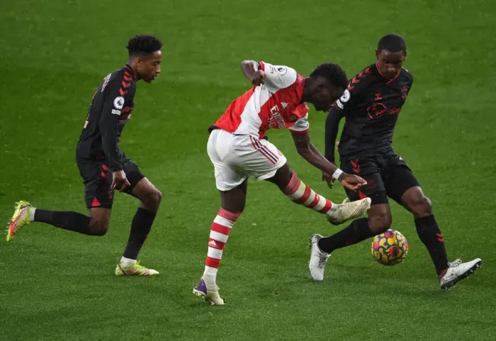 Framed Print : Arsenal's Bukayo Saka Takes on Southampton's Defense in Premier League Clash