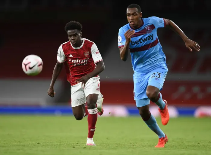 Framed Print : Arsenal's Bukayo Saka Takes on West Ham's Issa Diop in Premier League Clash