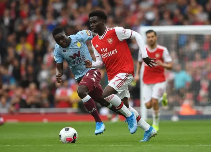 Framed Print : Arsenal's Bukayo Saka vs. Aston Villa's Marvelous Nakamba: A Premier League Battle at Emirates Stadium