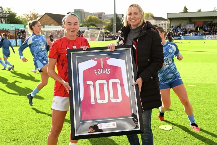 Framed Print : Arsenal's Caitlin Foord Celebrates 100th Appearance with Win Against Manchester City