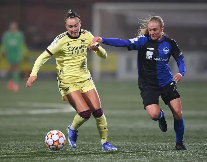 Framed Print : Arsenal's Caitlin Foord Faces Off Against HB Koge's Maddie Pokorny in UEFA Women's Champions League Clash
