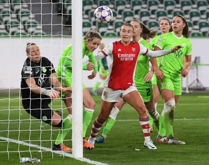 Framed Print : Arsenal's Caitlin Foord Faces Off Against Wolfsburg Goalkeeper in UEFA Women's Champions League Quarterfinals