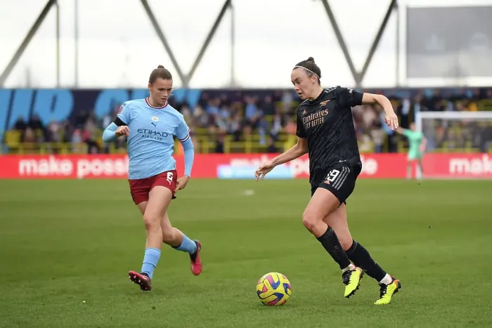 Framed Print : Arsenal's Caitlin Foord Fights Past Manchester City Defender in FA Women's Super League Clash
