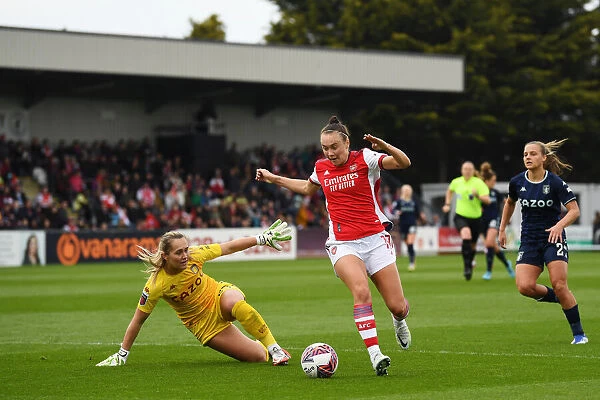 Arsenal's Caitlin Foord Outmaneuvers Defender in Exciting FA WSL Clash