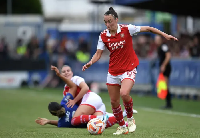 Framed Print : Arsenal's Caitlin Foord Outruns Chelsea Defenders in FA Women's Super League Thriller