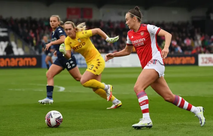 Framed Print : Arsenal's Caitlin Foord Outsmarts Defender in FA WSL Thriller